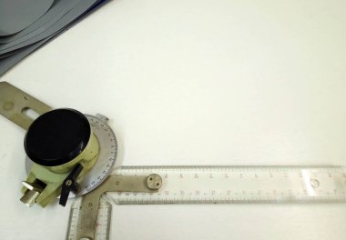 Kumaş endüstrisinde desenler çizmek için bir araç.