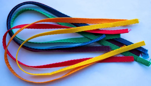 Beyaz arkaplanda LGBT gökkuşağı kurdelesi. Gökkuşağı arkaplan.