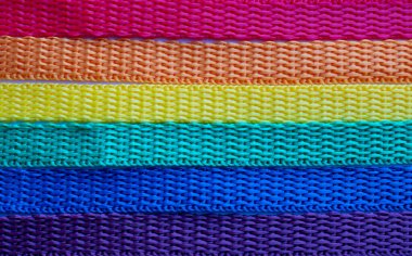 Beyaz arkaplanda LGBT gökkuşağı kurdelesi. Gökkuşağı arkaplan.