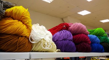 Bir sürü renkli ayakkabı bağcığı. Spor ayakkabıları için renkli iplikler, mağazadaki bir rafta duruyor..