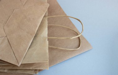 Gri arka planda çevre dostu paketler. Sürdürülebilir, çevre dostu yaşam tarzı kavramı.