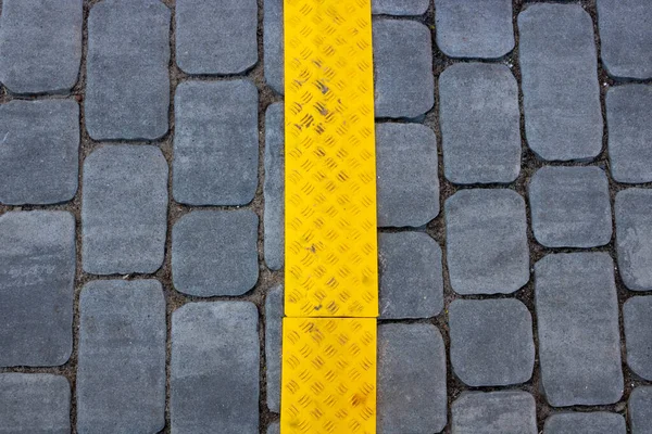 通りに黄色のストライプと灰色の舗装スラブのテクスチャ 有望なビュー セメントレンガの正方形の石の床の背景 歩道舗装パターン — ストック写真