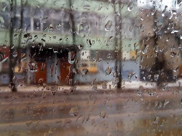 Gotas Lluvia Vidrio Ventana Enfoque Selectivo Fondo Ciudad Lluviosa — Foto de Stock