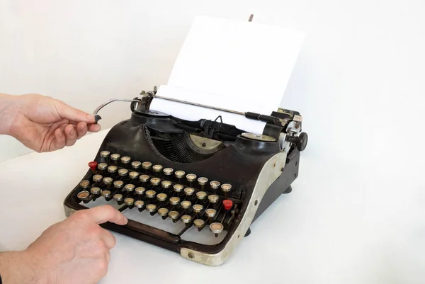 Uma Máquina Escrever Antiga Uma Folha Papel Branco Inserida Isolado — Fotografia de Stock