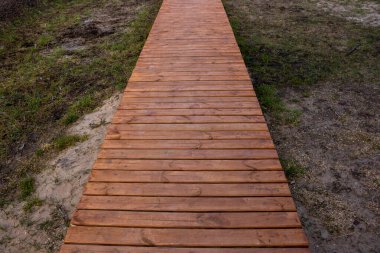 Bahçede tahta kaldırım yolu var..