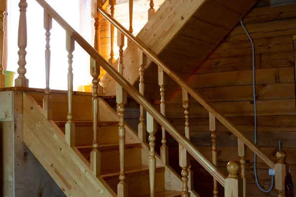 村舍二楼入口的木制楼梯 涂上浅色清漆 — 图库照片