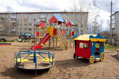 Oyunlar ve spor için avluda parlak çocukların oyun parkı.