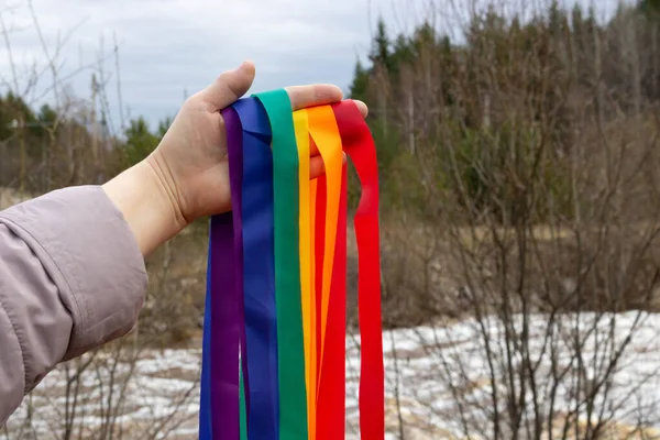 Begreppet Alla Hjärtans Dag Frihet Kärlek Hand Håller Regnbåge Band — Stockfoto