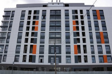 Çok katlı bir binanın ön cephesinin parçası..