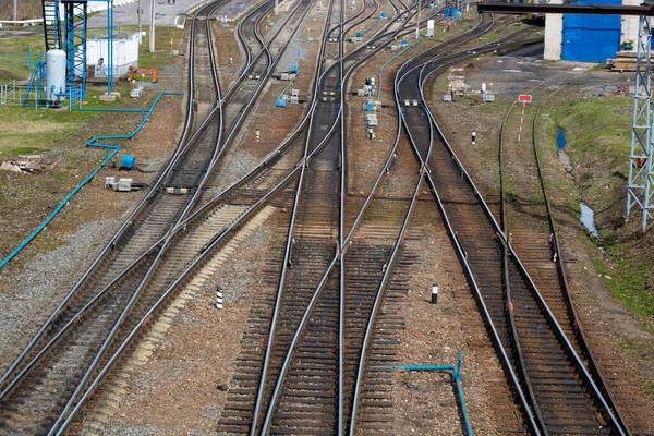 Giunzione Del Binario Ferroviario Alla Stazione Dei Giorni Primavera — Foto Stock