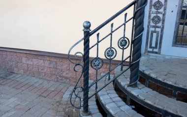 Metal parmaklıklı verandanın taş basamakları.