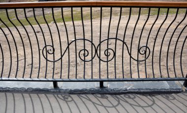 Köprüye demir ızgara ve ahşap korkuluk döşedi.