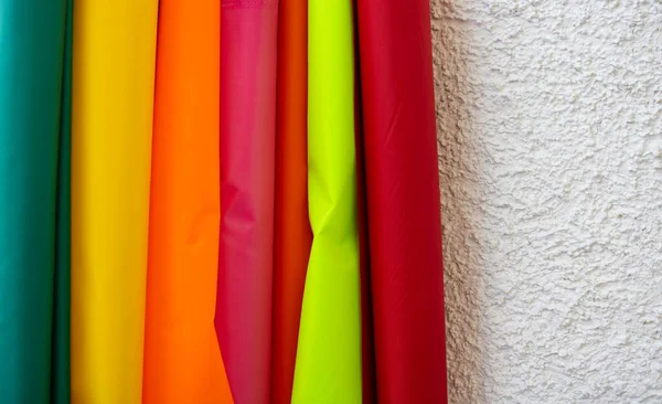 Rolos Tecido Multicolorido Estão Contra Parede Espaço Para Seu Texto — Fotografia de Stock