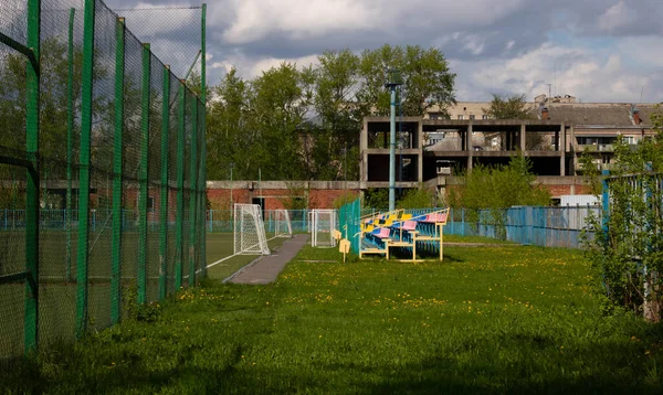 Stadion Mit Grünem Rasen Platz Und Bunten Stühlen — Stockfoto