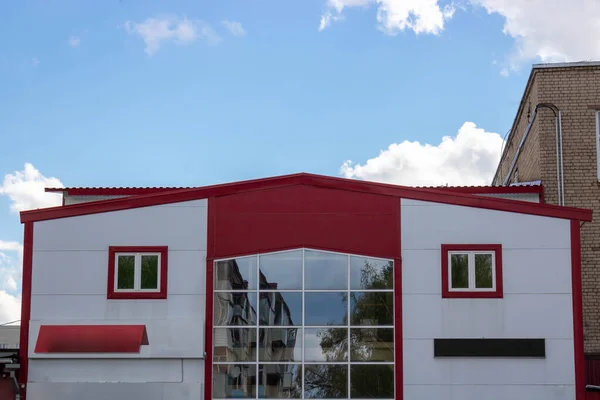 Vista Exterior Moderno Edificio Color Rojo Claro Con Grandes Vitrinas — Foto de Stock