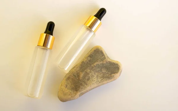 Dwie Butelki Kosmetycznego Płynnego Przezroczystego Żelu Obok Szarego Kamienia Kształcie — Zdjęcie stockowe