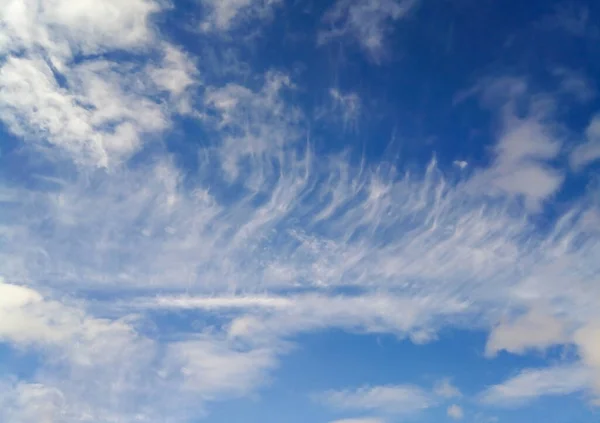 Endlos Blauer Himmel Mit Federweißen Wolken — Stockfoto