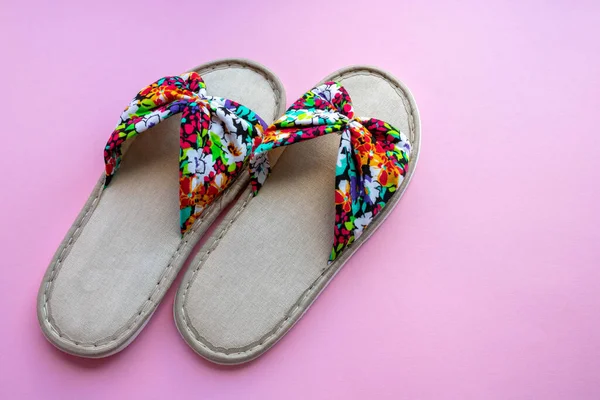 Zapatillas Casa Para Mujer Color Sobre Fondo Rosa Papel Pastel —  Fotos de Stock