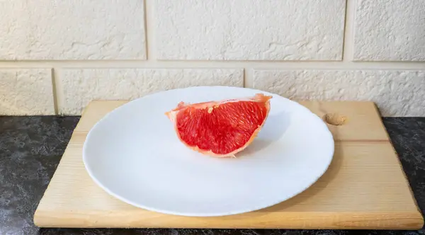 健康的な食事 キッチンテーブルの白いプレートの上に新鮮な健康的なグレープフルーツ 最小限の食品の創造的な概念 グレープフルーツ Citrus Slices — ストック写真