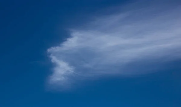 Blauer Schöner Himmelshintergrund Merkwürdig Geformte Wolken Blauen Himmel — Stockfoto