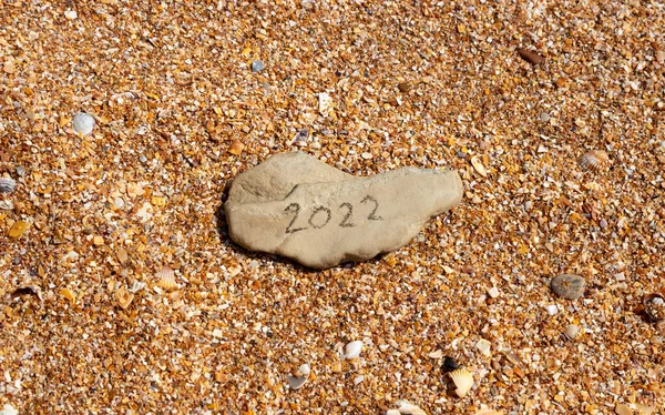 Αριθμοί 2022 Μια Μικρή Γκρίζα Πέτρα Στο Φόντο Ενός Μικρού — Φωτογραφία Αρχείου