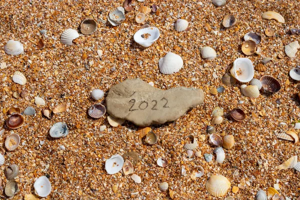 Números 2022 Uma Pequena Pedra Cinza Fundo Uma Pequena Concha — Fotografia de Stock