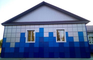 Tek katlı ev mavi panellerle kaplı..