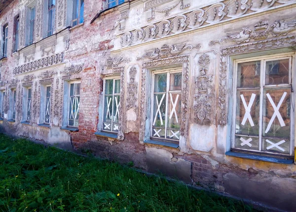 Harap Olmuş Duvarları Yapıştırılmış Pencere Çerçeveleri Olan Eski Bir Evin — Stok fotoğraf