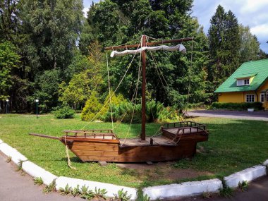 Yeşil bir parkın ortasında gemi şeklinde çocuk parkı..