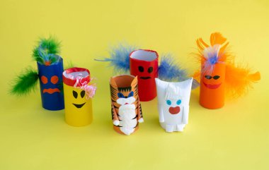 2022 yılındaki Çin Yeni Yılı için tuvalet kağıdı kolundan çıkan bir kaplan ve boğa. Çocuklar için kağıt işçiliği yap. Metnin için yer.