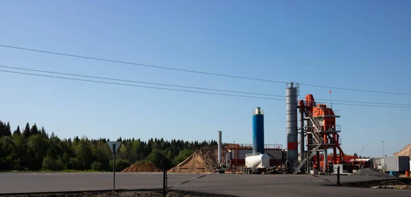 Concrete plant, equipment for the production of asphalt, cement and concrete.