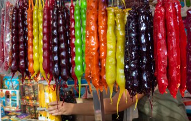 Çok renkli doğulu tatlılığı olan kilise kilisesine yakın plan. Üzüm suyundaki fındıklar bir dükkanda asılı..