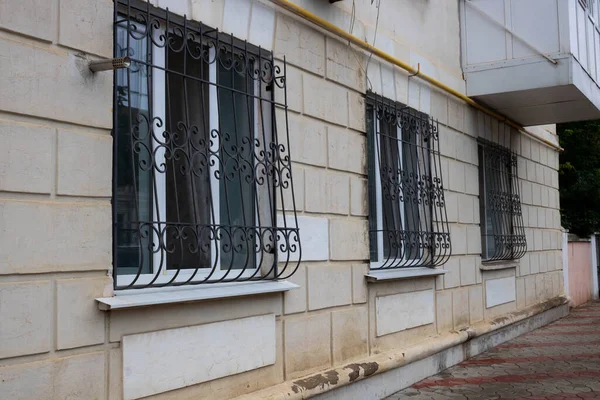 Ventanas Cerradas Con Barras Metal Negro Pared Blanca Casa — Foto de Stock