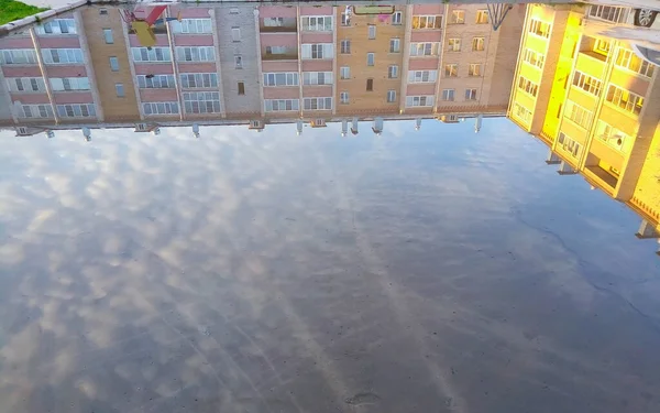 Spiegelung Des Gebäudes Und Des Himmels Einer Großen Wasserpfütze Innenhof — Stockfoto