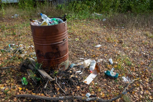 Ένα Παλιό Σκουριασμένο Σιδερένιο Βαρέλι Είναι Γεμάτο Σκουπίδια Για Κάψιμο — Φωτογραφία Αρχείου