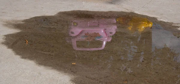 Coche Infantil Rosa Parque Reflejado Charco Después Lluvia — Foto de Stock