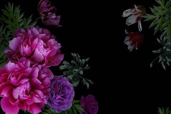 Klasik Çiçek Kartı Güzel Bahçe Çiçekleri. Şakayıklar, Güller, Lale Yaprakları, Kara Arkaplanda Dekoratif Bitkiler. Şablon Kartları, Kapaklar, Kozmetik Paketleme, İç Dekorasyon, Telefon Davası