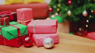Kameranın sol tarafı Noel hediyesi kutusunu kapatıyor ve Noel süsleri Noel 'i evdeki oturma odasında kutluyor. Noel kutlaması kavramı.