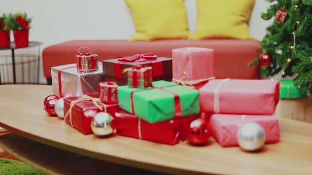Feche Caixa Presente Natal Mesa Luzes Ornamentos Natal Celebra Ano — Vídeo de Stock