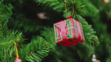 Noel hediye kutusunu kapat ve ışıklar süslensin Noel ağacı yeni yılı evdeki oturma odasında kutluyor. Noel kutlaması kavramı.