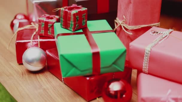 Chiude Confezione Regalo Natale Sulla Tavola Illumina Gli Ornamenti Natale — Video Stock
