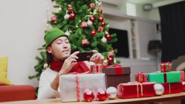 Attractifs Hommes Asiatiques Prenant Une Boîte Cadeau Photo Sur Smartphone — Video