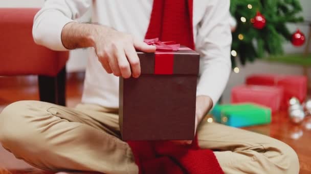 Großaufnahme Öffnen Asiatische Männer Die Geschenkbox Heimischen Wohnzimmer Hintergrund Steht — Stockvideo