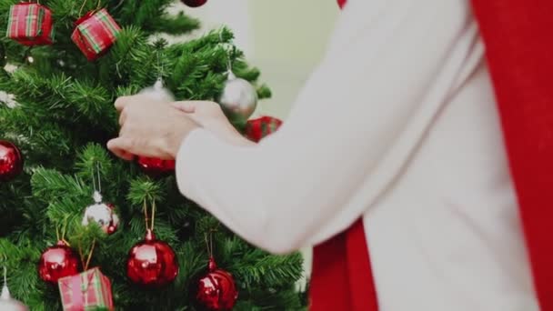 Närbild Asiatisk Man Håller Röd Boll Julen Dekorera Julgran Firar — Stockvideo