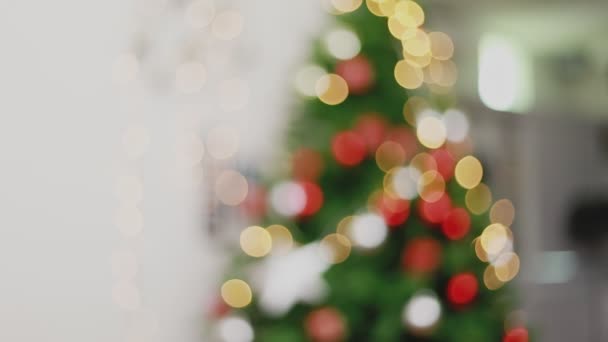 Θολή Φόντο Φώτα Στολίδια Χριστουγεννιάτικο Δέντρο Γιορτάζει Νέο Έτος Στο — Αρχείο Βίντεο