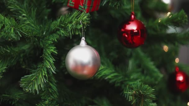 右上方的相机聚焦在圣诞球和灯饰上 圣诞树在客厅里庆祝新年 圣诞庆祝概念 — 图库视频影像