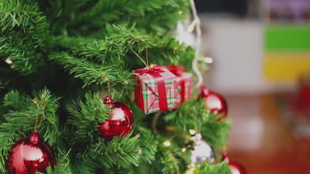 关闭圣诞礼品盒球和灯饰圣诞树庆祝新年在客厅里的家 圣诞庆祝概念 — 图库视频影像