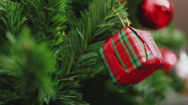 Închideți Cutia Cadouri Crăciun Luminile Ornamente Pomul Crăciun Sărbătorește Noul — Videoclip de stoc