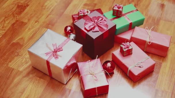 关上圣诞礼品盒和灯饰圣诞在家中客厅庆祝新年 圣诞庆祝概念 — 图库视频影像