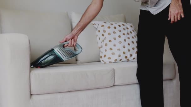 Fechar Mãos Homem Asiático Sofá Limpeza Com Aspirador Sala Estar — Vídeo de Stock
